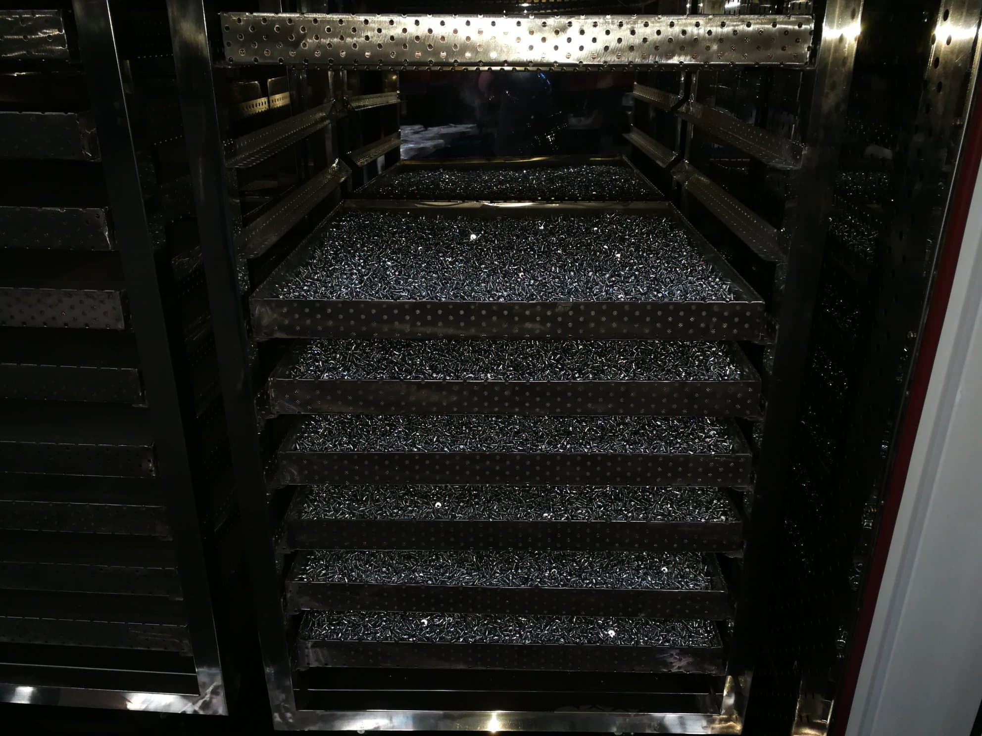 Baking oven trays with zinc-plated parts