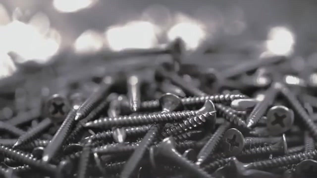 สกรูชุบกันสนิม ระยะใกล้ — close-up of plated screws
