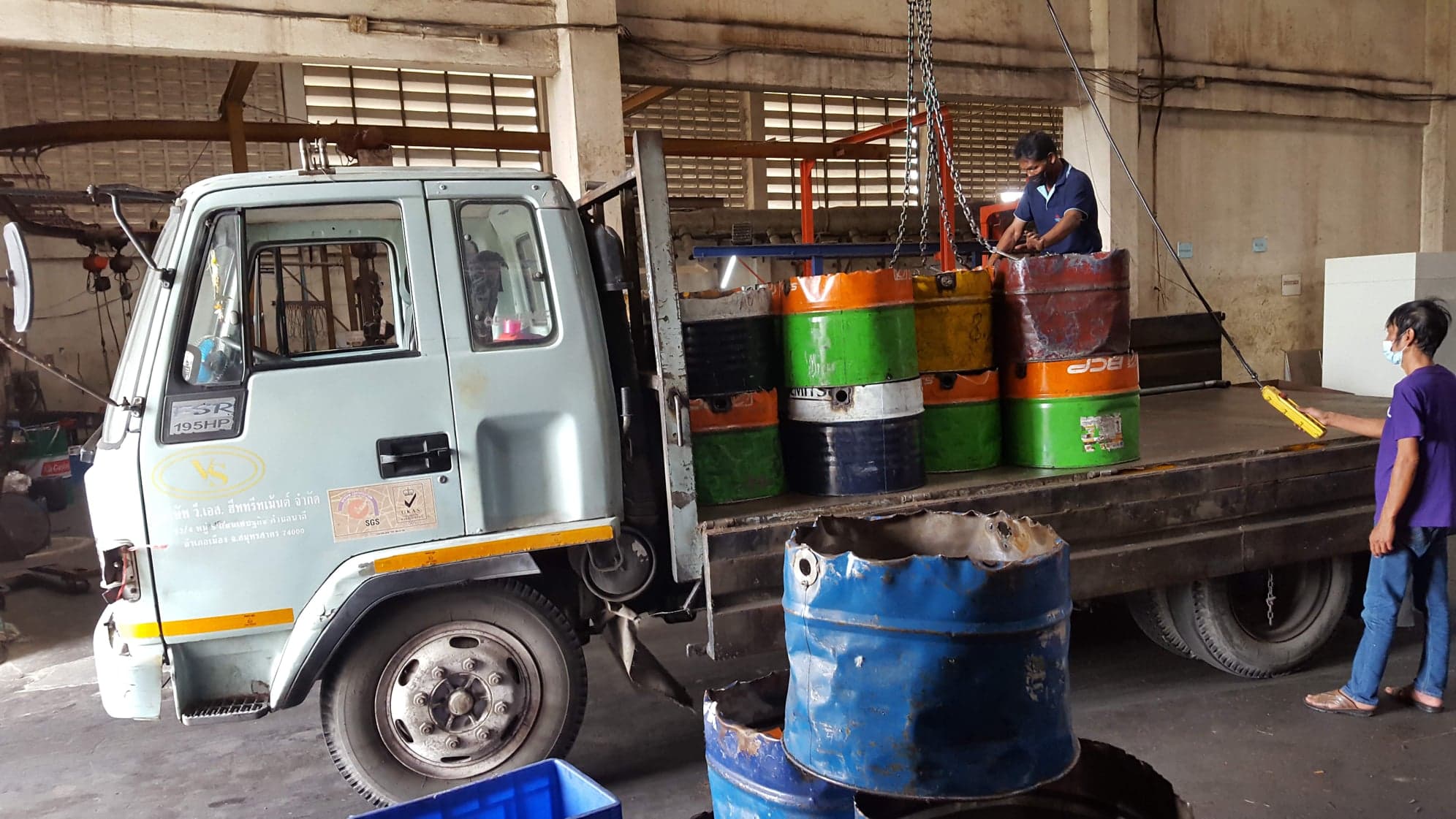 ขนส่งงานชุบทั่วประเทศ — loading the company truck for nationwide delivery